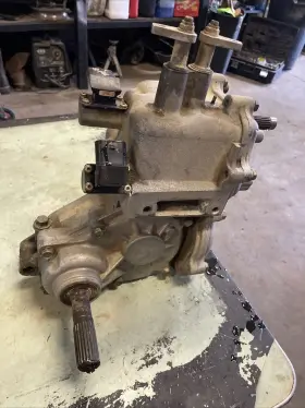 1341365 Polaris 2001-2002 Magnum 325 4x4 Transmission Main Gearcase Oem Used